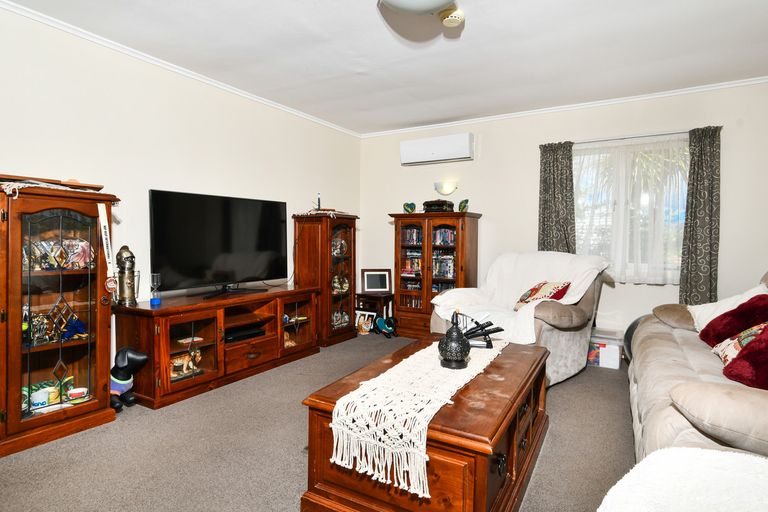 Photo of property in 50 Savoy Road, Glen Eden, Auckland, 0602