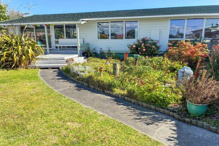 Photo of property in 1a Field Way, Waikanae Beach, Waikanae, 5036