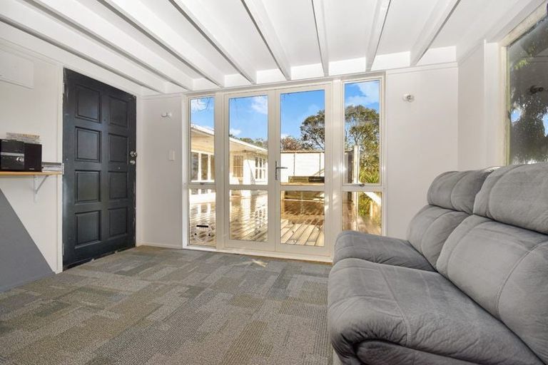 Photo of property in 8 Hobsonville Road, West Harbour, Auckland, 0618