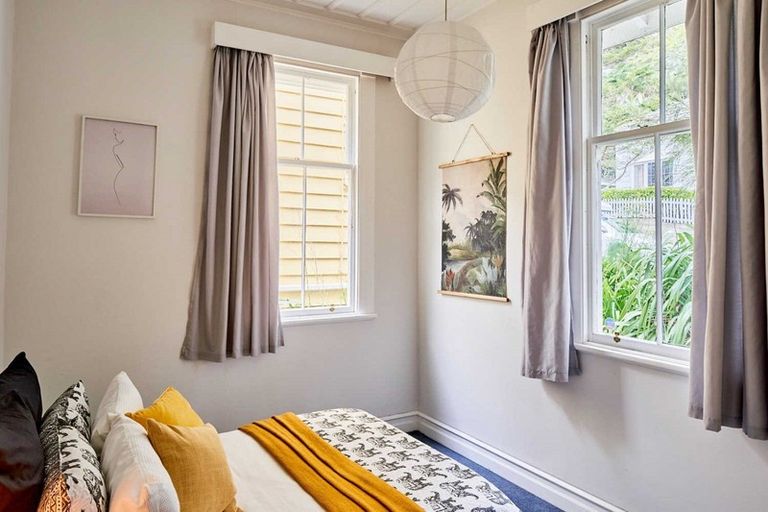 Photo of property in 25 Rona Street, Eastbourne, Lower Hutt, 5013