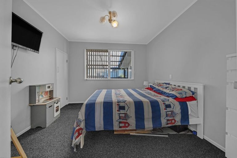 Photo of property in 6 Aplin Place, Birkdale, Auckland, 0626