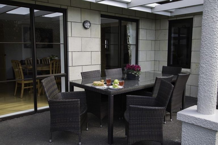 Photo of property in 10 Kinross Drive, Merrilands, New Plymouth, 4312