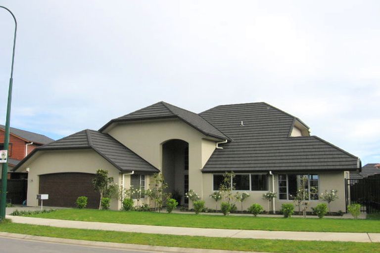 Photo of property in 15 Fernloche Place, Flat Bush, Auckland, 2016