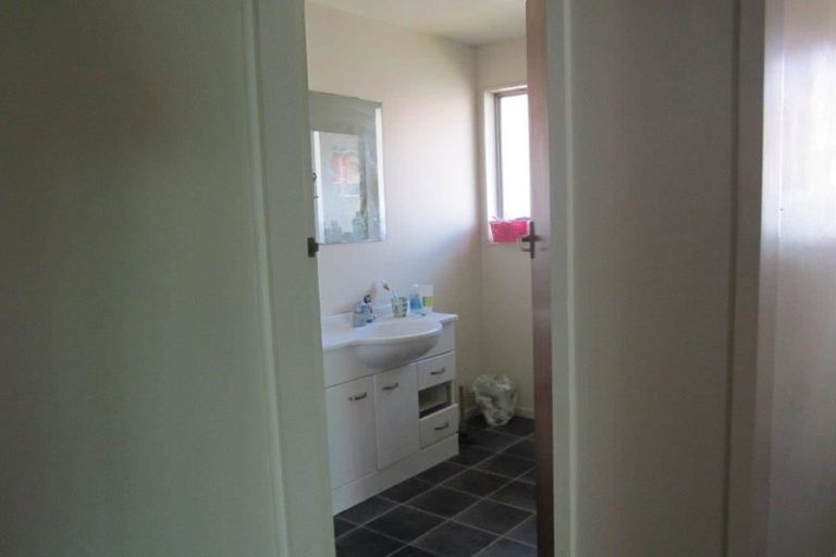 Photo of property in 22 Cron Avenue, Te Atatu South, Auckland, 0610