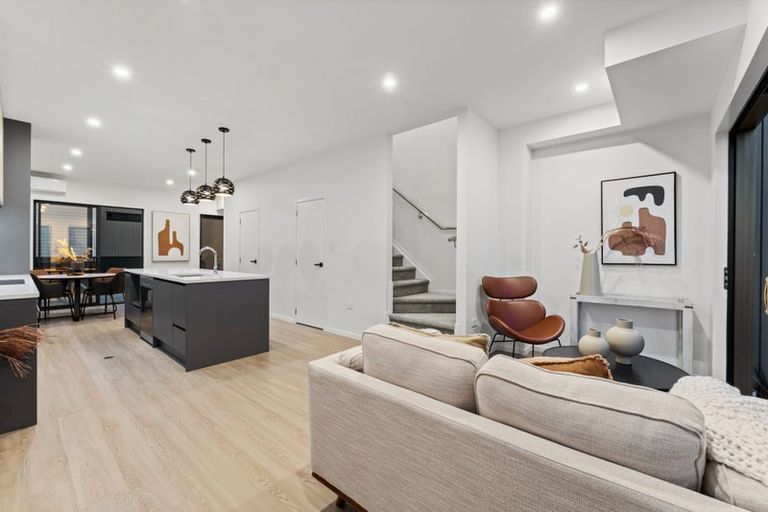 Photo of property in 21e Neal Avenue, Glenfield, Auckland, 0629