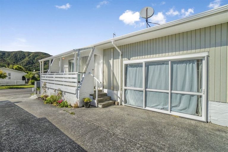 Photo of property in 321a Wellington Road, Wainuiomata, Lower Hutt, 5014
