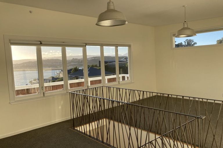 Photo of property in 33 Hungerford Road, Lyall Bay, Wellington, 6022
