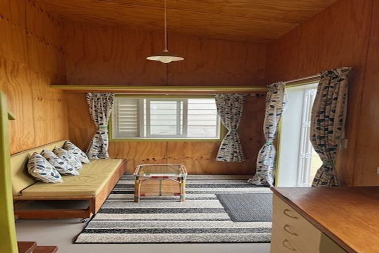 Photo of property in 51 Onewa Road, Northcote, Auckland, 0627