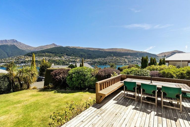 Photo of property in 2 Milward Place, Kelvin Heights, Queenstown, 9300