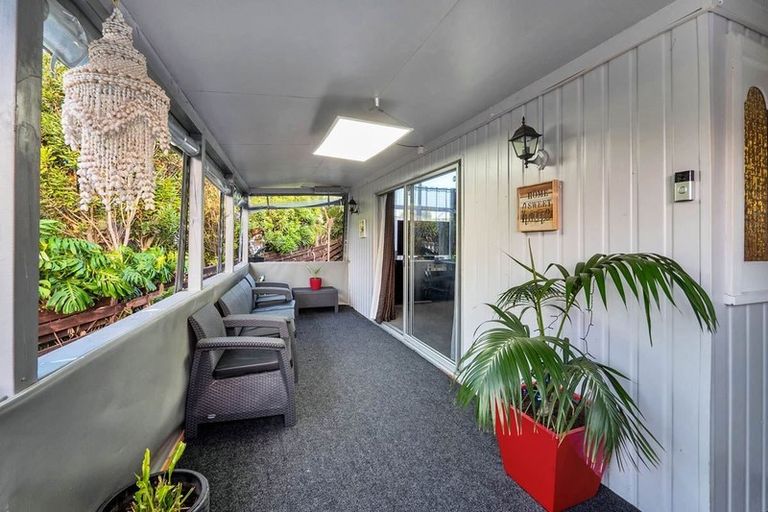 Photo of property in 33 Huruhuru Road, Massey, Auckland, 0614