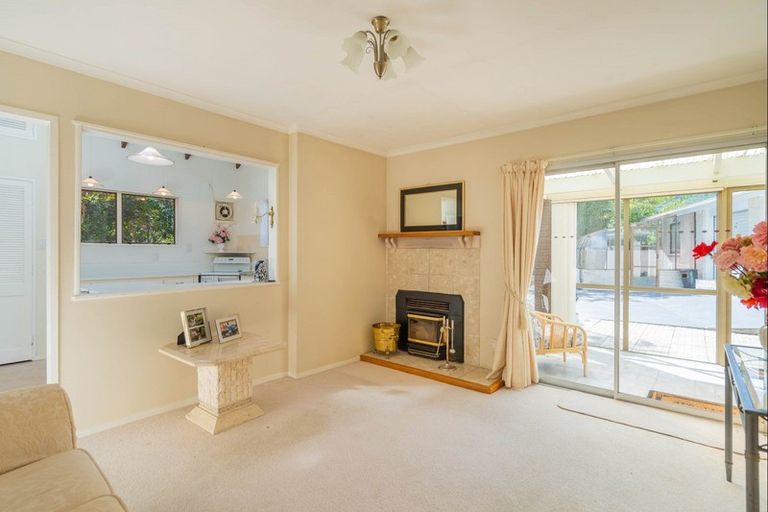 Photo of property in 10 Rewarewa Crescent, Waikanae, 5036