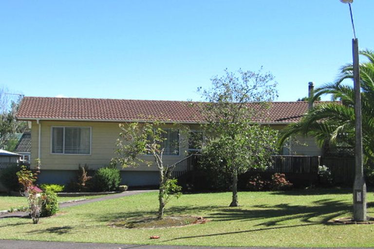 Photo of property in 25 St Catherine Crescent, West Harbour, Auckland, 0618