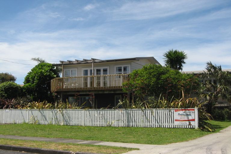 Photo of property in 11 Crispe Road, Clarks Beach, 2122