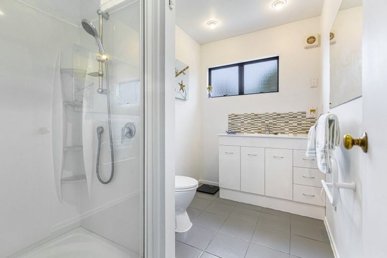 Photo of property in 2/7 Calypso Place, Rothesay Bay, Auckland, 0630