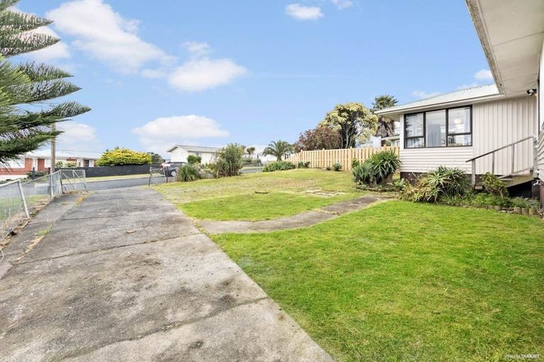 Photo of property in 34 Kirrie Avenue, Te Atatu South, Auckland, 0610