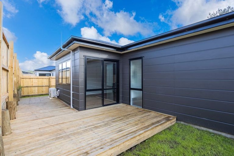Photo of property in 15 Mcindoe Road, Kumeu, 0810