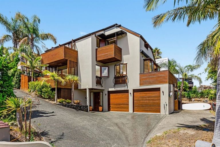 Photo of property in 2/4 The Esplanade, Castor Bay, Auckland, 0620