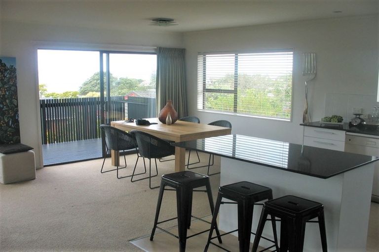 Photo of property in 2/33 Montgomery Avenue, Rothesay Bay, Auckland, 0630