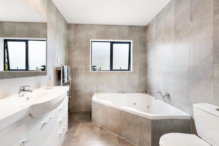 Photo of property in 3 Bintulu Place, Fairview Heights, Auckland, 0632