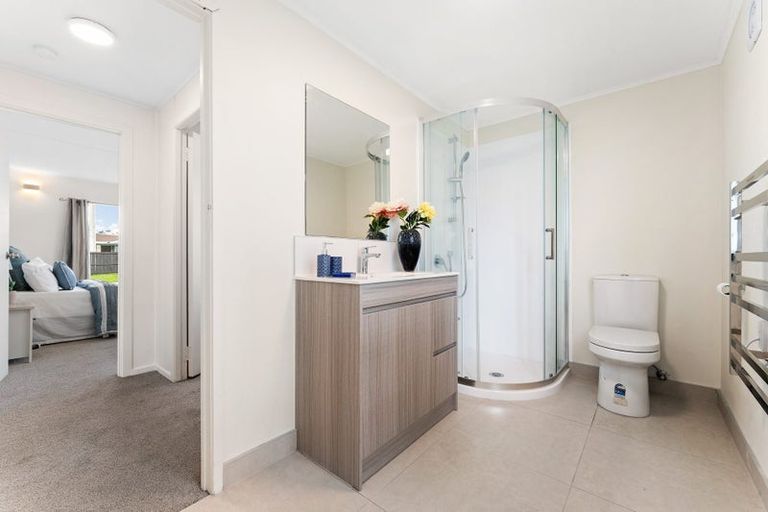 Photo of property in 9 Bay Street, Red Beach, 0932