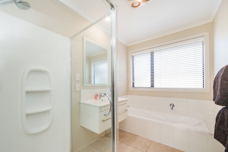 Photo of property in 16 Lorenzo Place, Kelvin Grove, Palmerston North, 4414