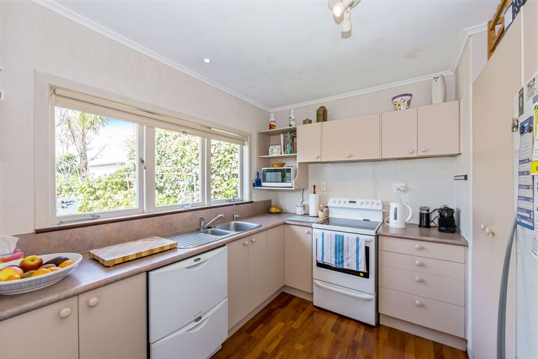 Photo of property in 62 Ocean View Road, Northcote, Auckland, 0627