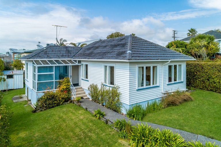 Photo of property in 62 Ocean View Road, Northcote, Auckland, 0627