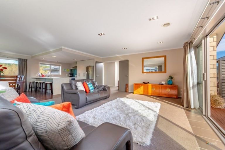Photo of property in 14 Jade Crescent, Timberlea, Upper Hutt, 5018