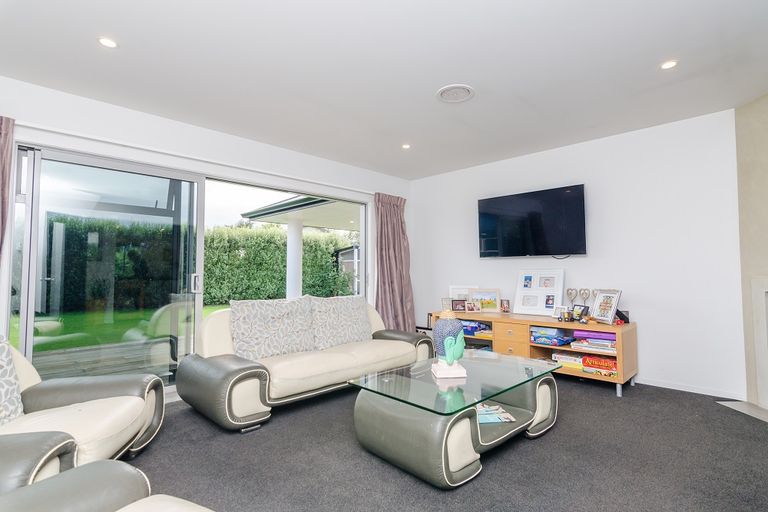 Photo of property in 2 The Glade, Carterton, 5713