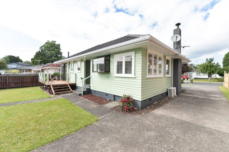 Photo of property in 23 Hereford Street, Te Atatu Peninsula, Auckland, 0610