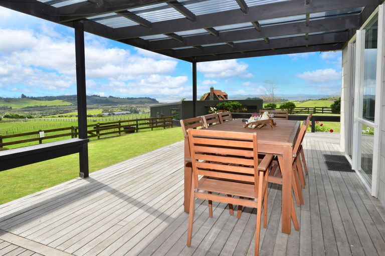 Photo of property in 7 Kaipara Lake Road, South Head, Helensville, 0874
