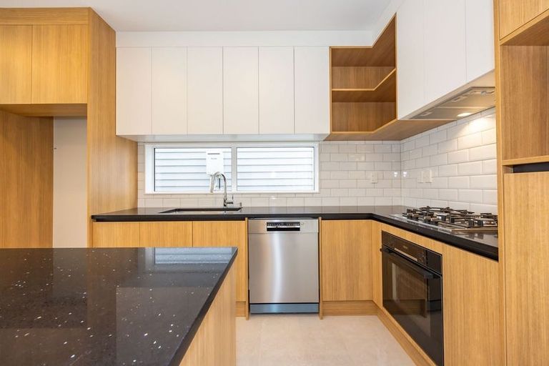 Photo of property in 34 Hellyers Street, Birkdale, Auckland, 0626