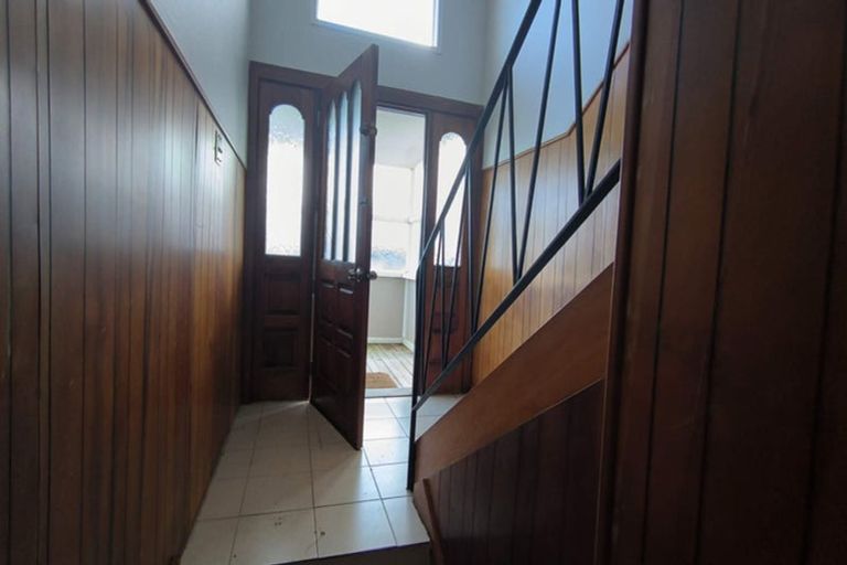 Photo of property in 327 Wairau Road, Totara Vale, Auckland, 0627