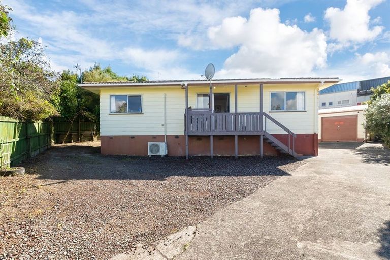 Photo of property in 5 Edgware Road, West Harbour, Auckland, 0618