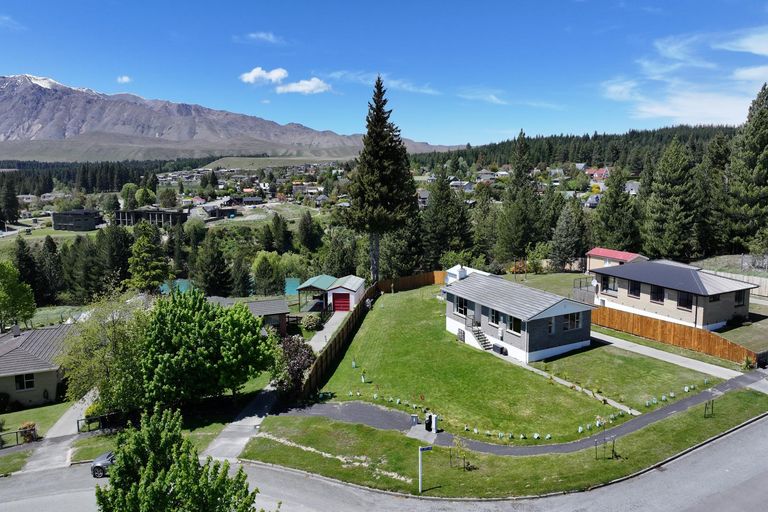 Photo of property in 32 Aorangi Crescent, Lake Tekapo, 7999