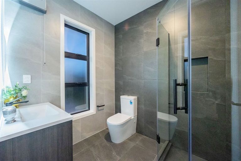 Photo of property in 18 Madden Avenue, Kumeu, 0810