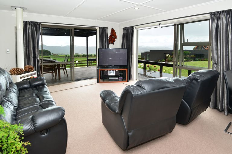 Photo of property in 7 Kaipara Lake Road, South Head, Helensville, 0874