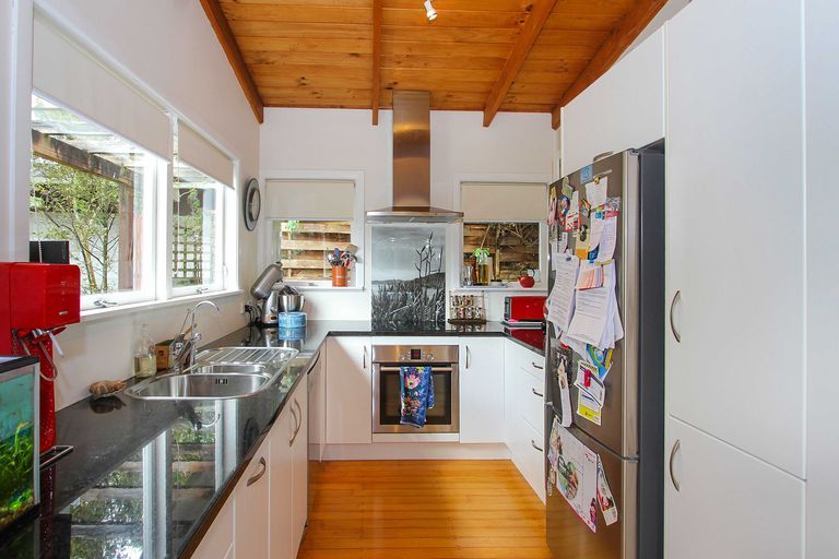 Photo of property in 28 Kauri Road, Birkenhead, Auckland, 0626