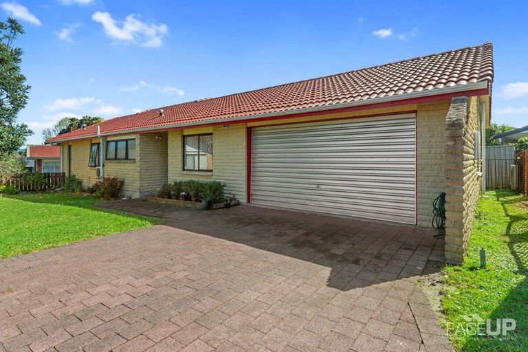 Photo of property in 5 Bosnyak Drive, Te Atatu South, Auckland, 0610