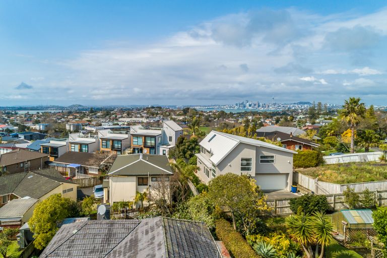 Photo of property in 62 Ocean View Road, Northcote, Auckland, 0627