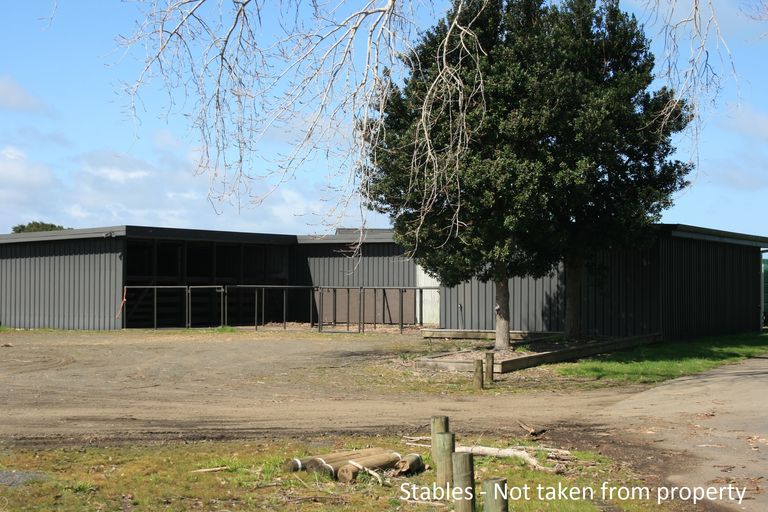 Photo of property in 7 Kaipara Lake Road, South Head, Helensville, 0874