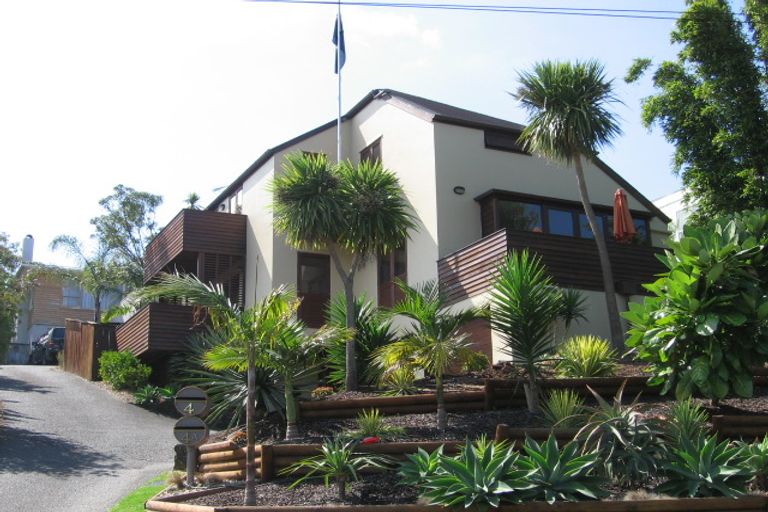 Photo of property in 1/4 The Esplanade, Castor Bay, Auckland, 0620