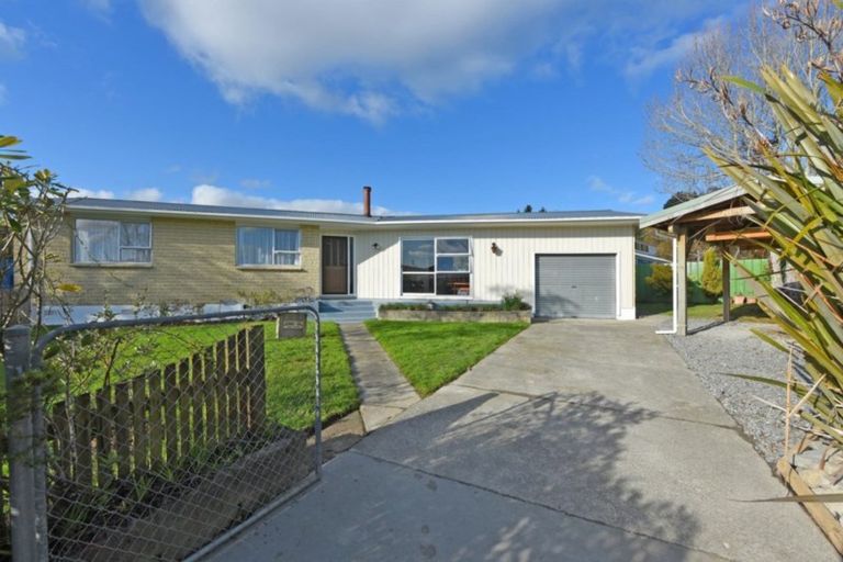 Photo of property in 54 Hillside Drive, Maoribank, Upper Hutt, 5018
