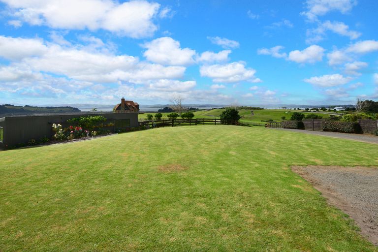 Photo of property in 7 Kaipara Lake Road, South Head, Helensville, 0874