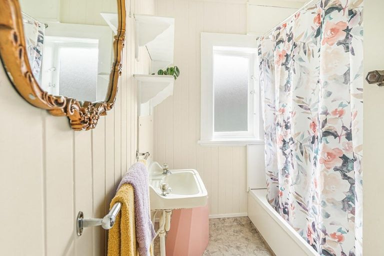 Photo of property in 16 Coates Street, Hamilton East, Hamilton, 3216