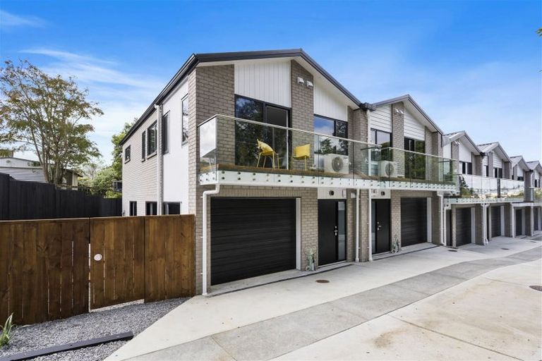 Photo of property in 10f Ballial Place, West Harbour, Auckland, 0618