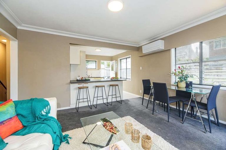 Photo of property in 2a/123 Hutchinsons Road, Bucklands Beach, Auckland, 2014