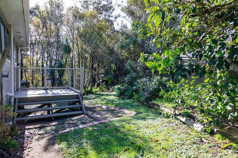Photo of property in 9 Onedin Place, Titirangi, Auckland, 0604