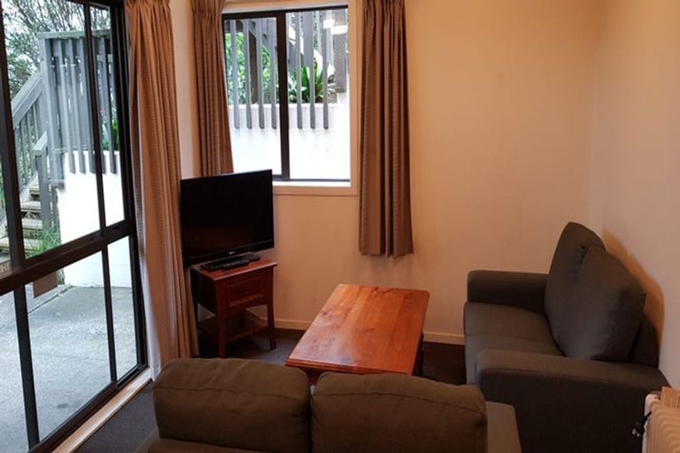 Photo of property in 8b Schnapper Rock Road, Schnapper Rock, Auckland, 0632