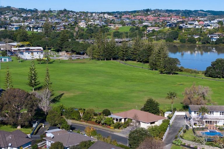 Photo of property in 2 Edgewater Grove, Orewa, 0931